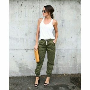 Army green cargo pants size xl runs like a medium